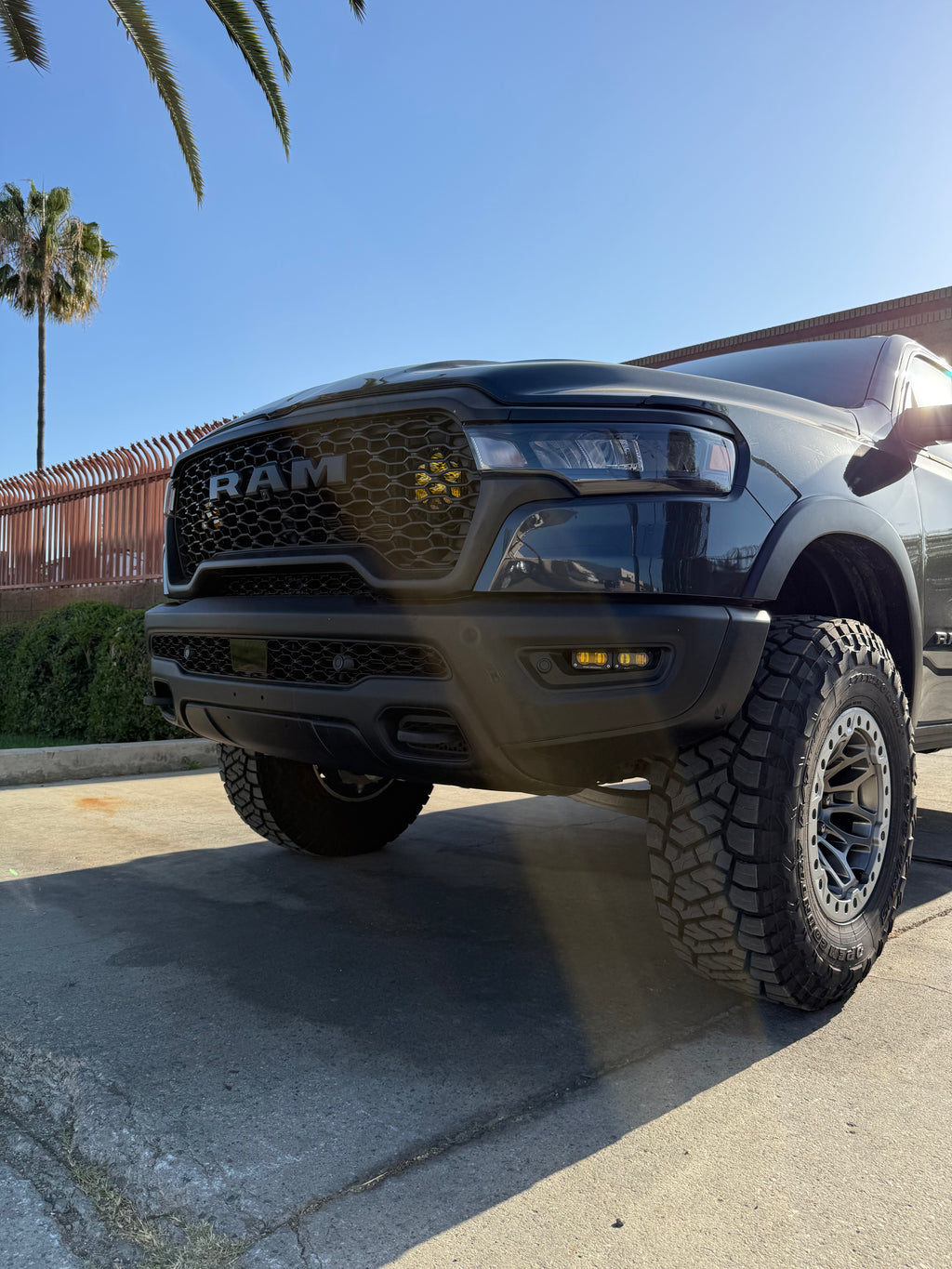 Behind Grille light mounting bracket (Ram 19+)