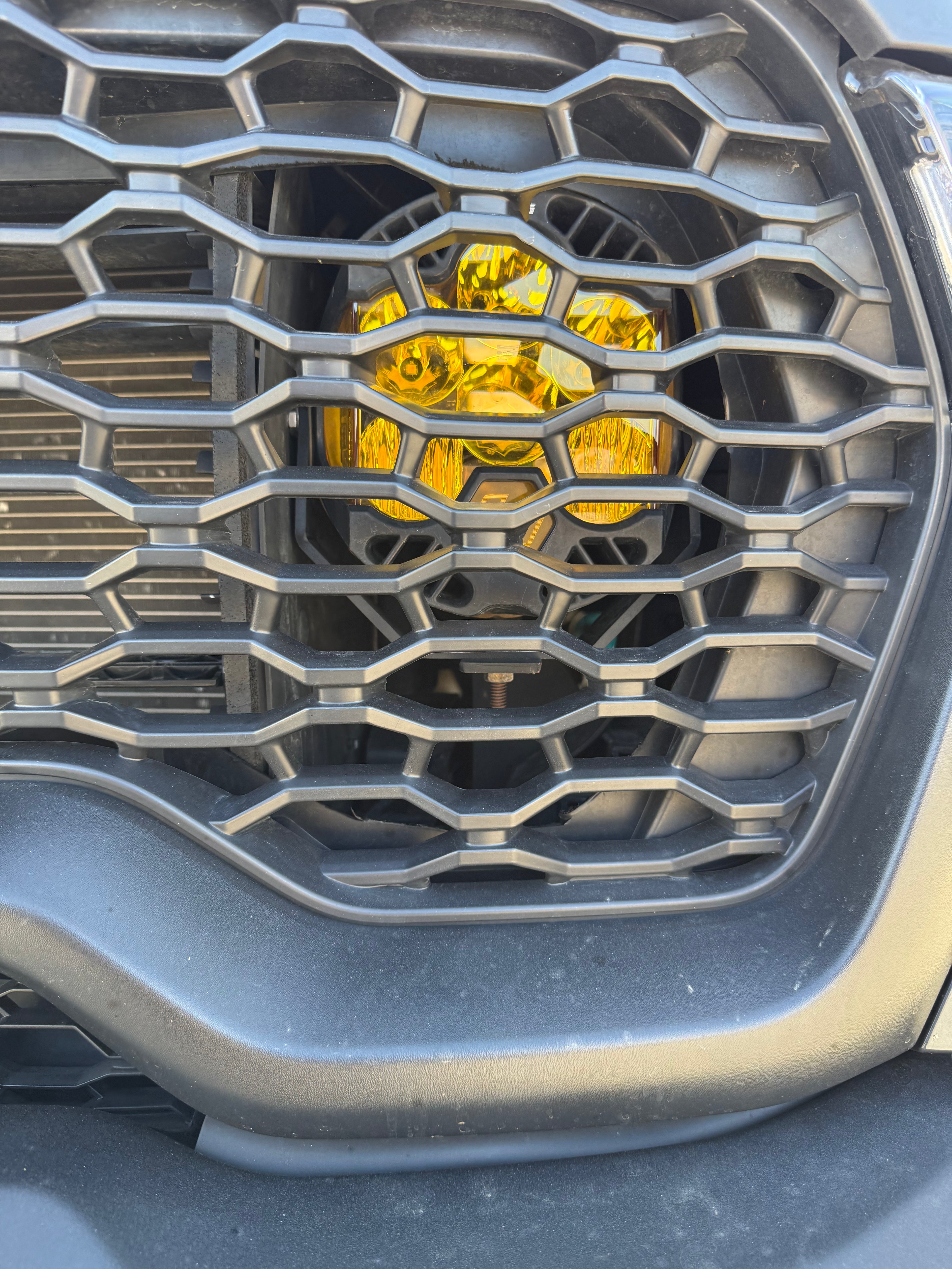 Behind Grille light mounting bracket (Ram 19+)